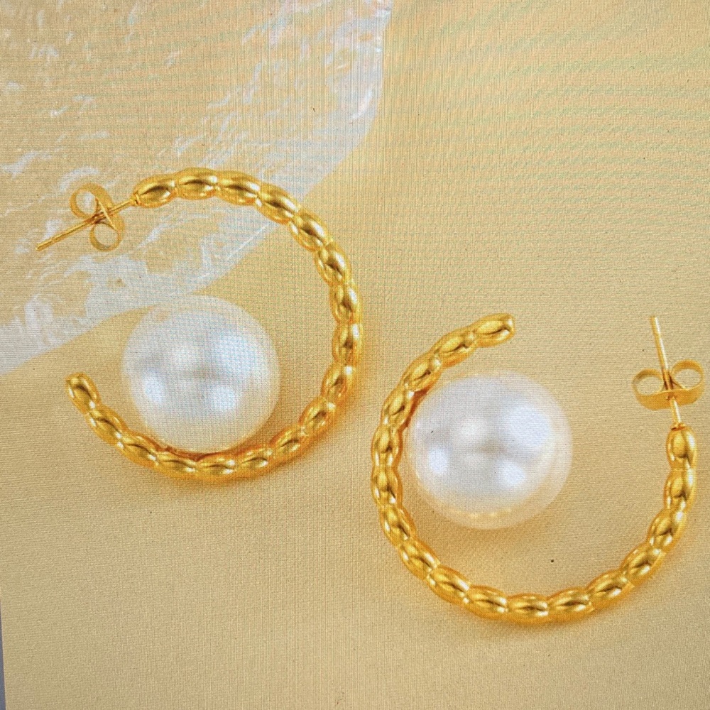 Elegant Gold and Pearl Hoop Earrings